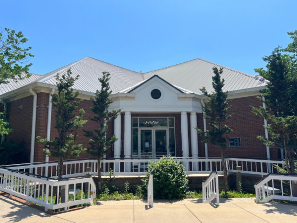 The Oglethorpe County Library building surrounded by blue skies and greenery.